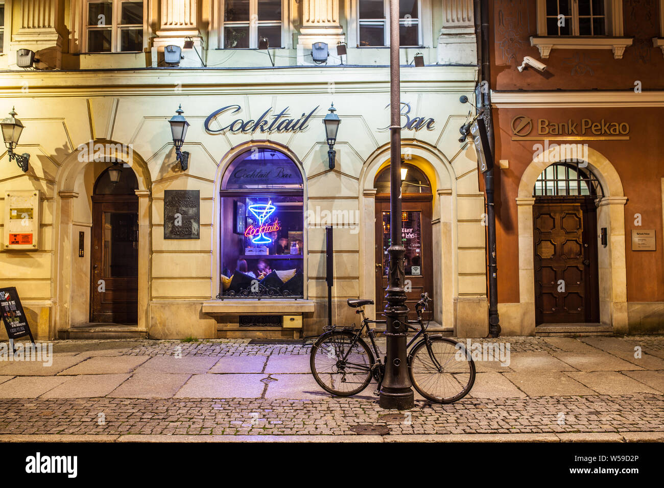Poznan, Pologne, 2017 novembre : place du vieux marché la nuit, restaurant, bar, PUB, cuisine polonaise Banque D'Images