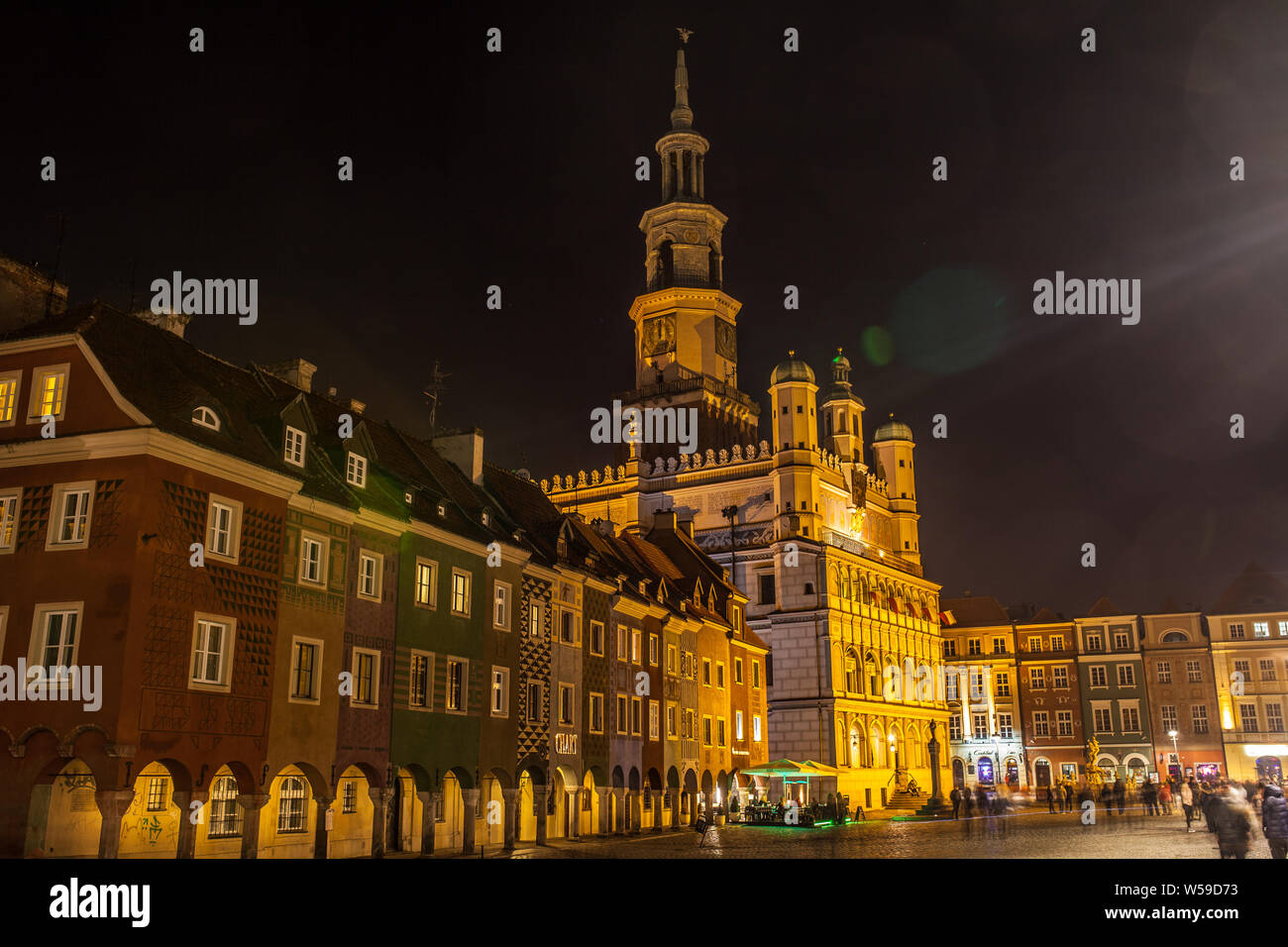 Poznan, Pologne, 2017 novembre : place du vieux marché la nuit, restaurant, bar, PUB, cuisine polonaise Banque D'Images