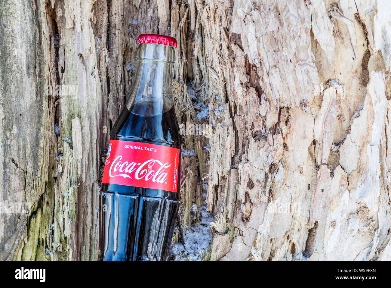 Bouteille de Coca Cola Classic, Coca-Cola Company est le leader du marché les plus populaires, de boissons gazeuses, d'hiver Banque D'Images
