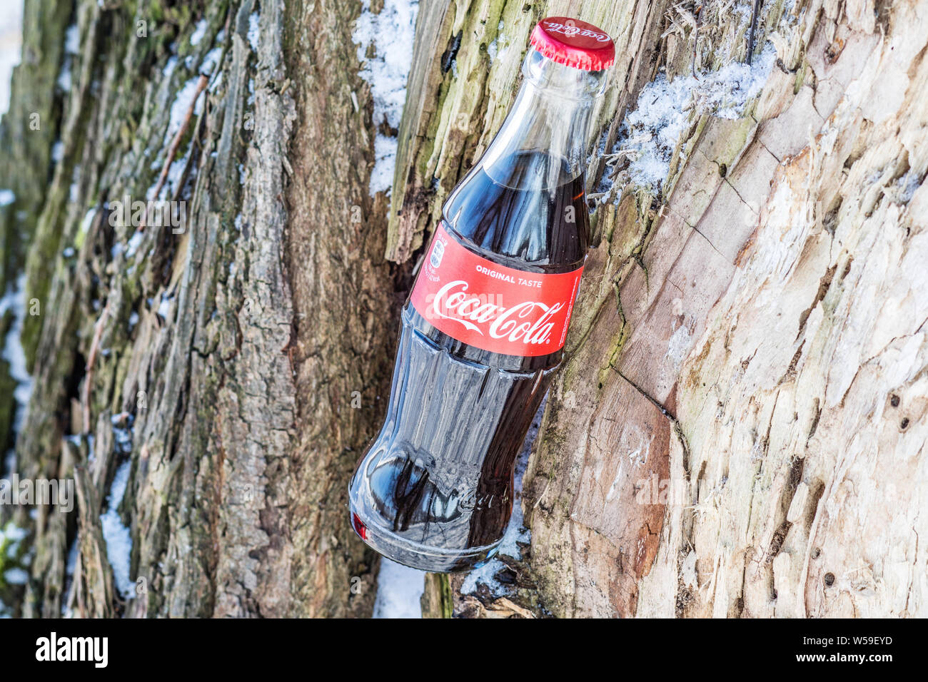 Bouteille de Coca Cola Classic, Coca-Cola Company est le leader du marché les plus populaires, de boissons gazeuses, d'hiver Banque D'Images