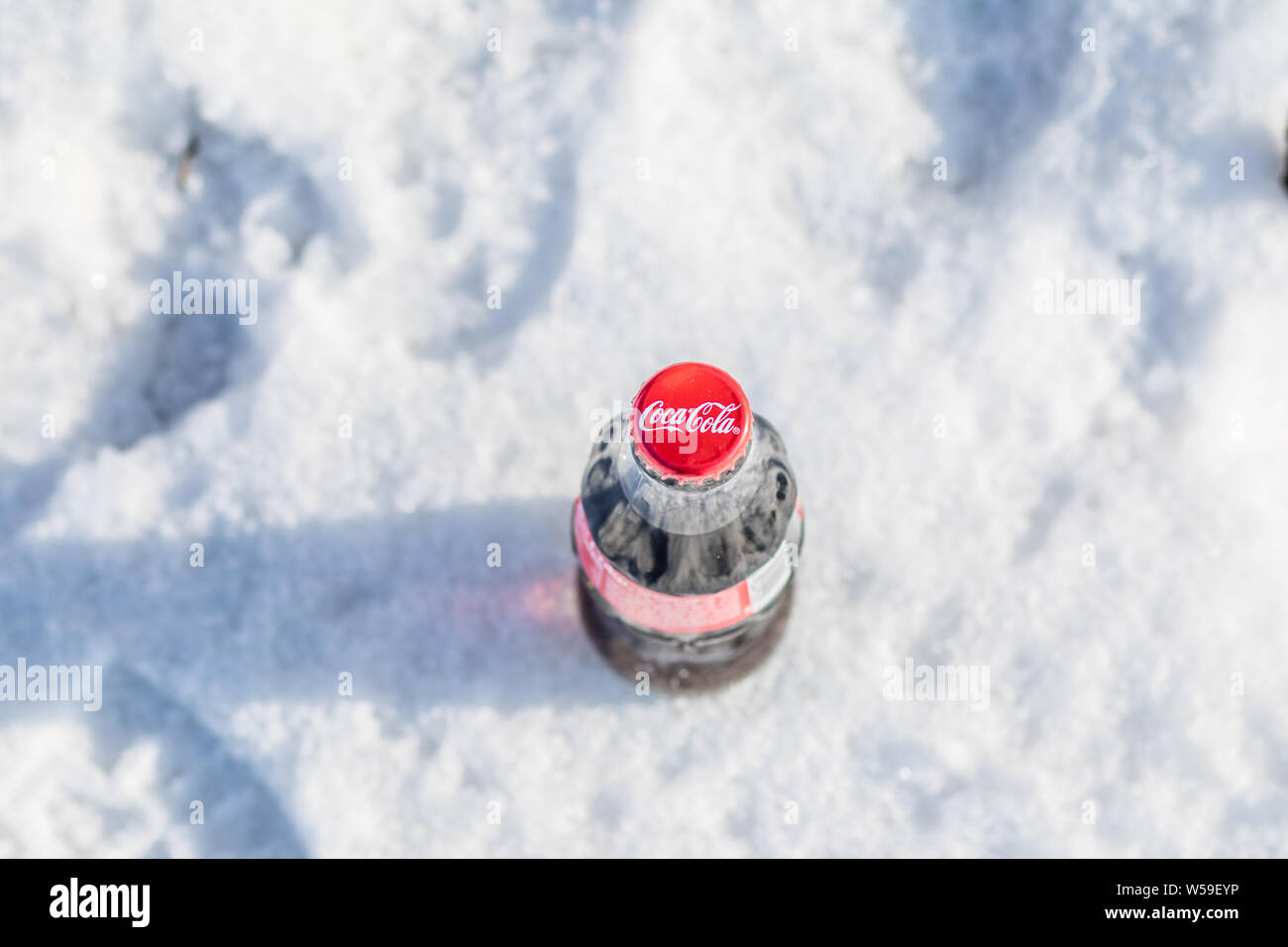 Bouteille de Coca Cola Classic, Coca-Cola Company est le leader du marché les plus populaires, de boissons gazeuses, d'hiver Banque D'Images