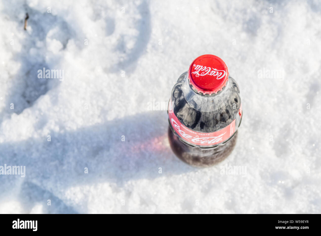 Bouteille de Coca Cola Classic, Coca-Cola Company est le leader du marché les plus populaires, de boissons gazeuses, d'hiver Banque D'Images