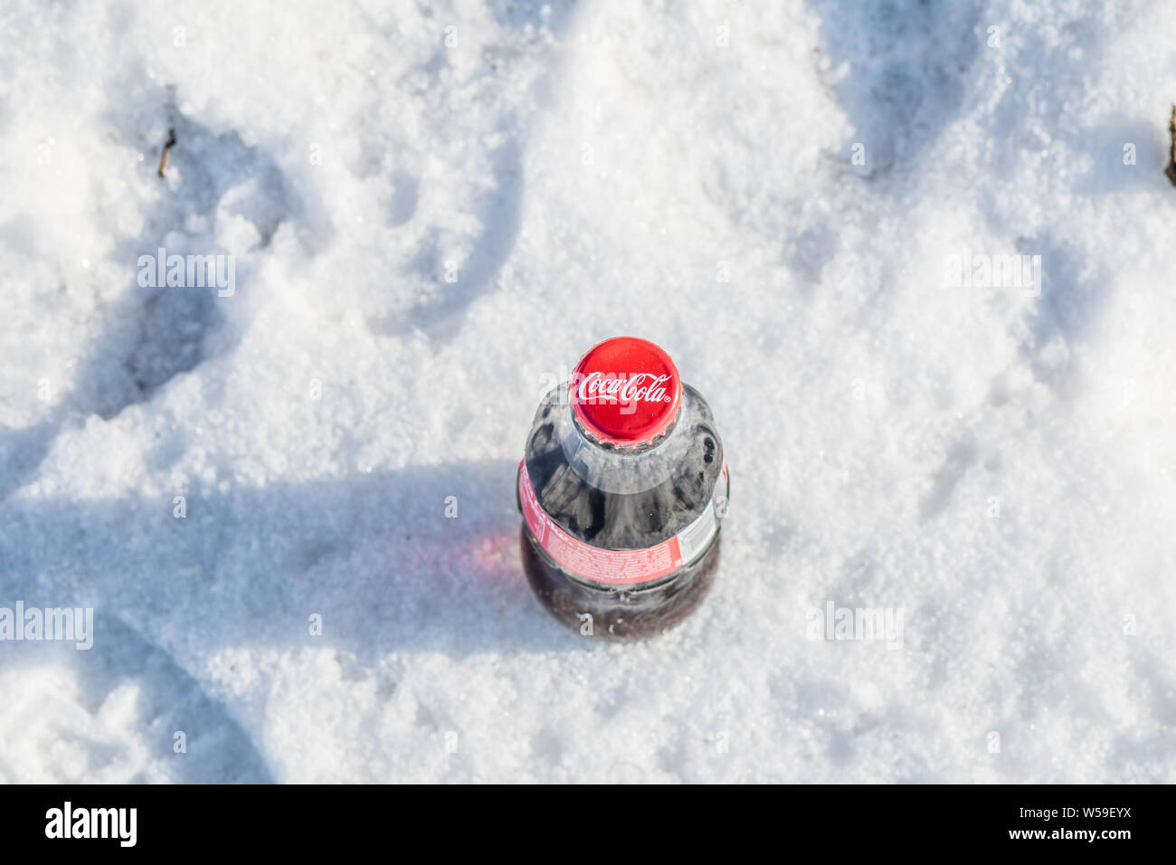 Bouteille de Coca Cola Classic, Coca-Cola Company est le leader du marché les plus populaires, de boissons gazeuses, d'hiver Banque D'Images
