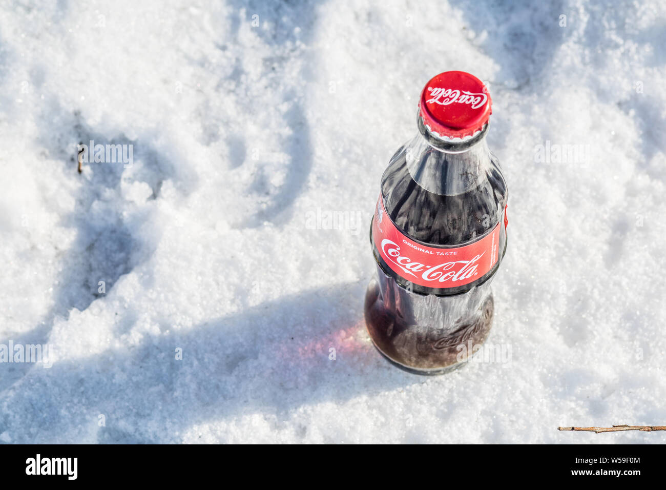 Bouteille de Coca Cola Classic, Coca-Cola Company est le leader du marché les plus populaires, de boissons gazeuses, d'hiver Banque D'Images