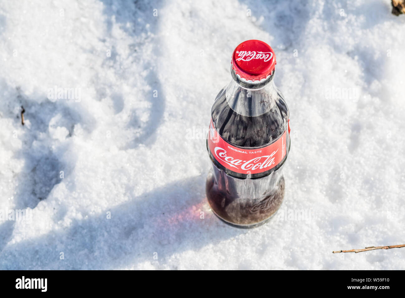 Bouteille de Coca Cola Classic, Coca-Cola Company est le leader du marché les plus populaires, de boissons gazeuses, d'hiver Banque D'Images