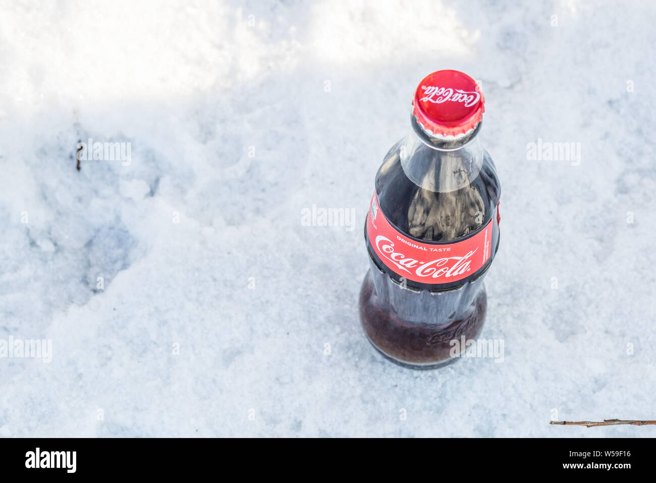 Bouteille de Coca Cola Classic, Coca-Cola Company est le leader du marché les plus populaires, de boissons gazeuses, d'hiver Banque D'Images