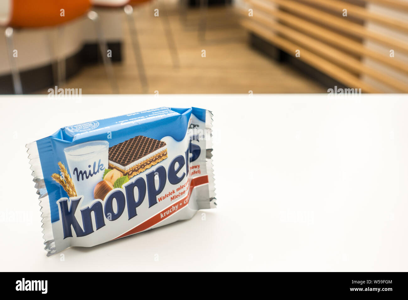 Lodz, Pologne, janvier 2017 : Knoppers sandwich waffle rempli de crème de lait et de nougat. Produit par August Storck KG, depuis 1983 Banque D'Images