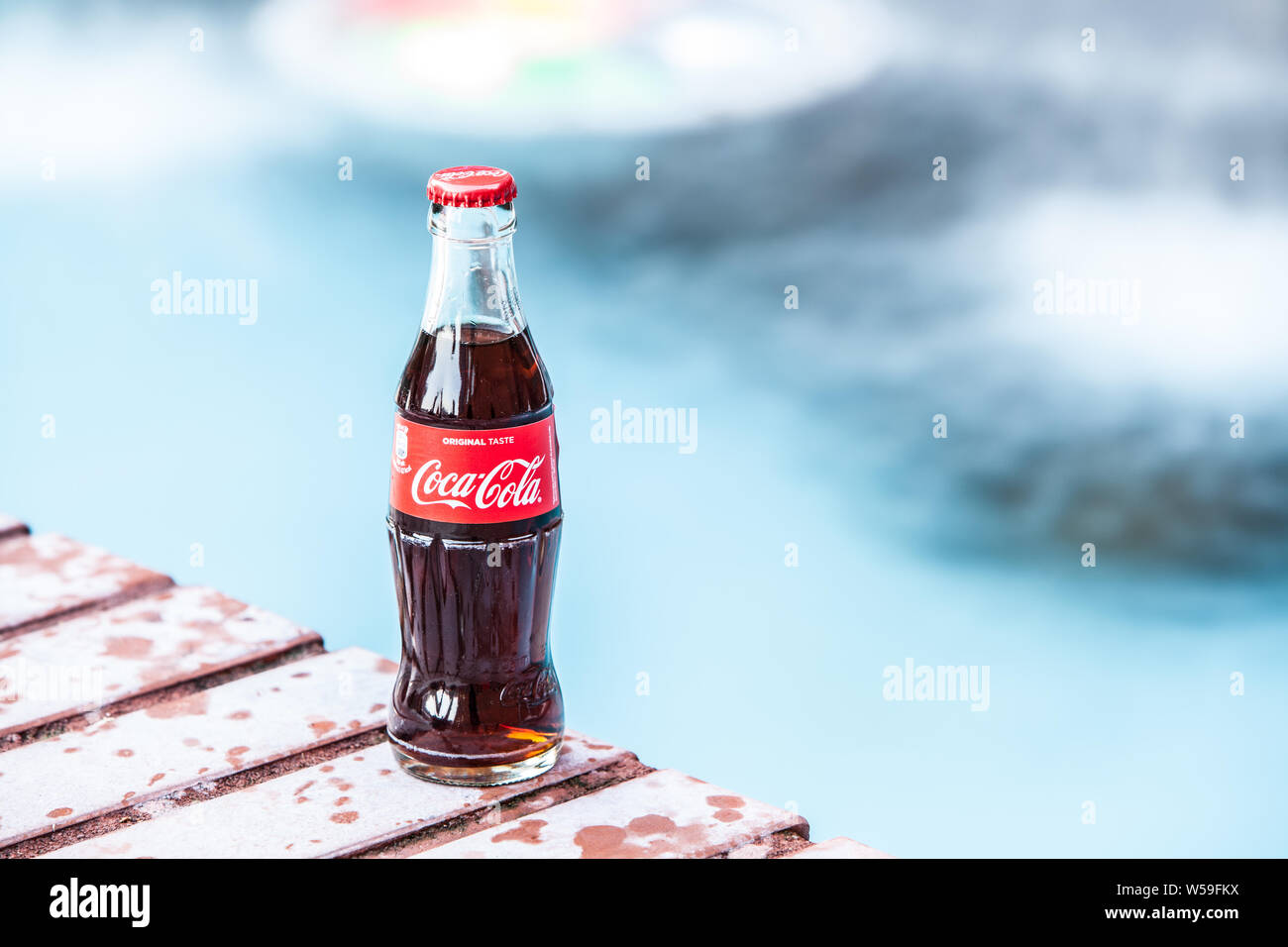 Bouteille de Coca Cola Classic, Coca-Cola Company est le leader du marché les plus populaires, de boissons gazeuses, d'hiver Banque D'Images