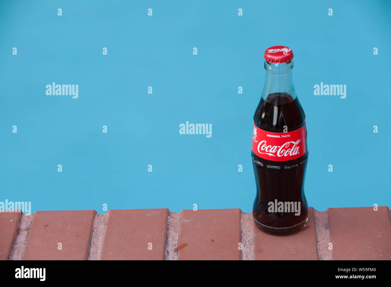 Bouteille de Coca Cola Classic, Coca-Cola Company est le leader du marché les plus populaires, de boissons gazeuses, d'hiver Banque D'Images