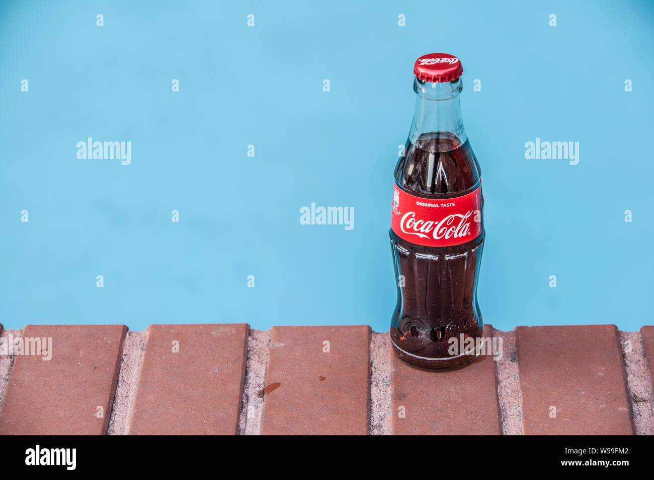 Bouteille de Coca Cola Classic, Coca-Cola Company est le leader du marché les plus populaires, de boissons gazeuses, d'hiver Banque D'Images