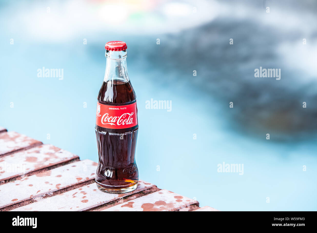 Bouteille de Coca Cola Classic, Coca-Cola Company est le leader du marché les plus populaires, de boissons gazeuses, d'hiver Banque D'Images