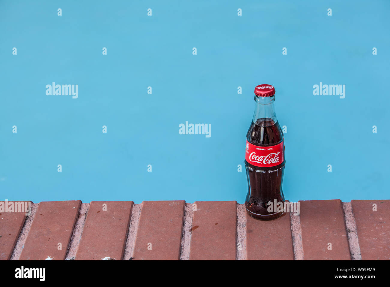 Bouteille de Coca Cola Classic, Coca-Cola Company est le leader du marché les plus populaires, de boissons gazeuses, d'hiver Banque D'Images