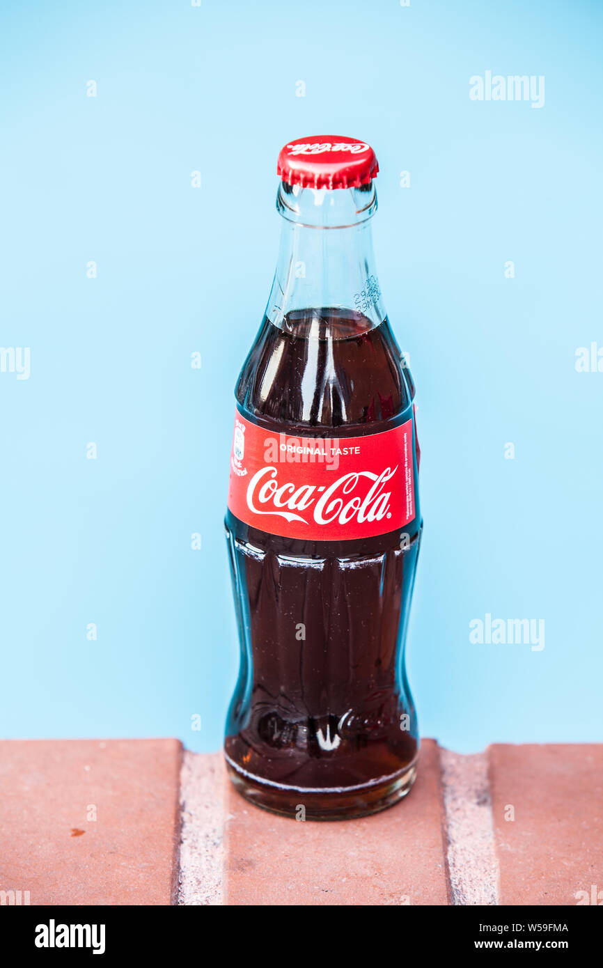 Bouteille de Coca Cola Classic, Coca-Cola Company est le leader du marché les plus populaires, de boissons gazeuses, d'hiver Banque D'Images