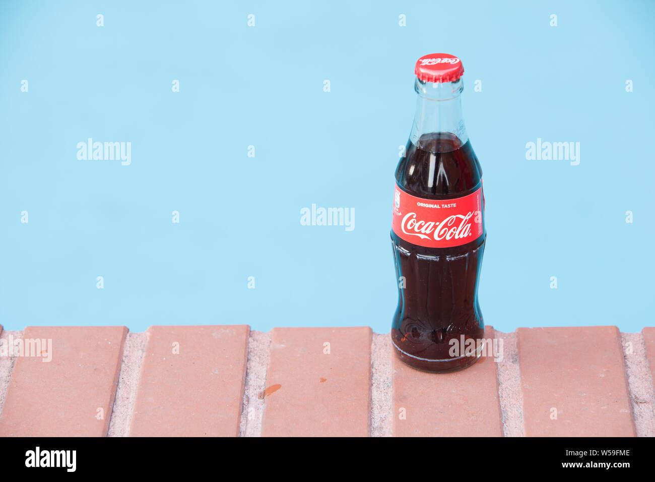 Bouteille de Coca Cola Classic, Coca-Cola Company est le leader du marché les plus populaires, de boissons gazeuses, d'hiver Banque D'Images