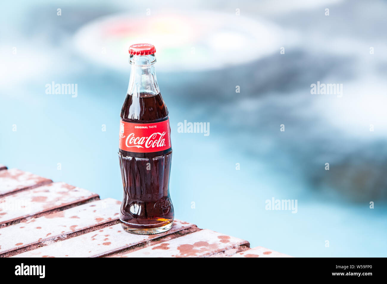 Bouteille de Coca Cola Classic, Coca-Cola Company est le leader du marché les plus populaires, de boissons gazeuses, d'hiver Banque D'Images