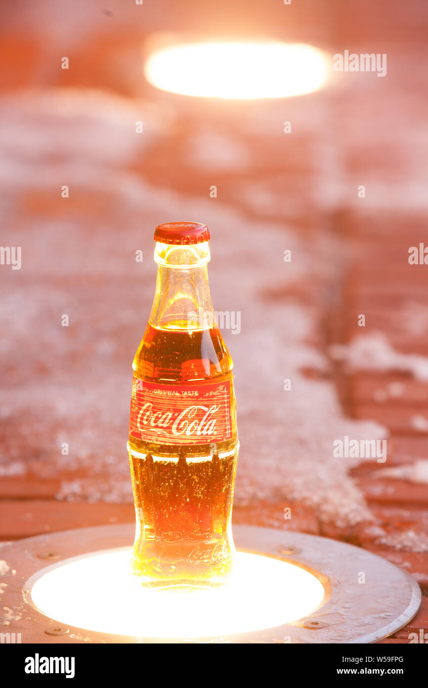 Bouteille de Coca Cola Classic, Coca-Cola Company est le leader du marché les plus populaires, de boissons gazeuses, d'hiver Banque D'Images