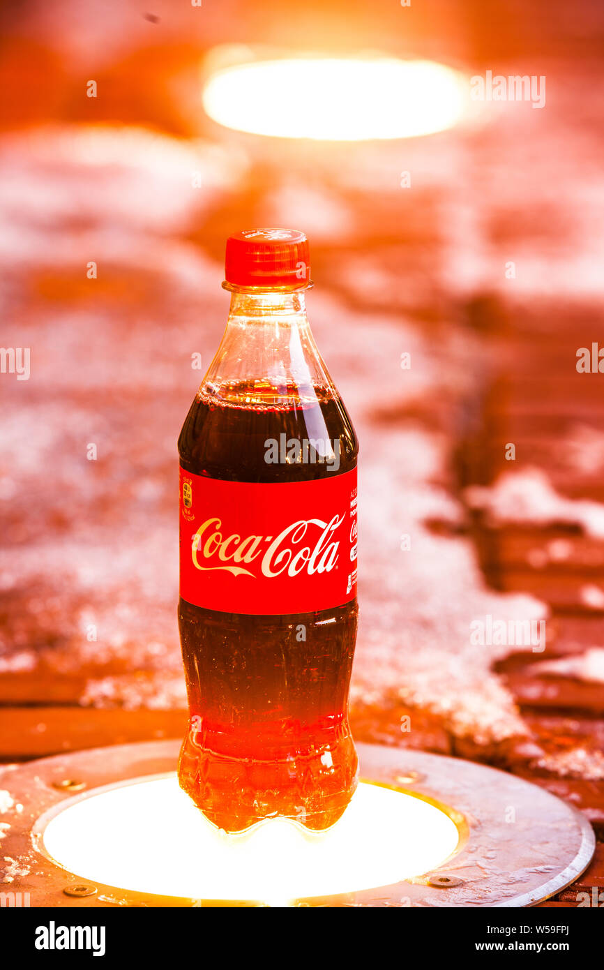 Bouteille de Coca Cola Classic, Coca-Cola Company est le leader du marché les plus populaires, de boissons gazeuses, d'hiver Banque D'Images