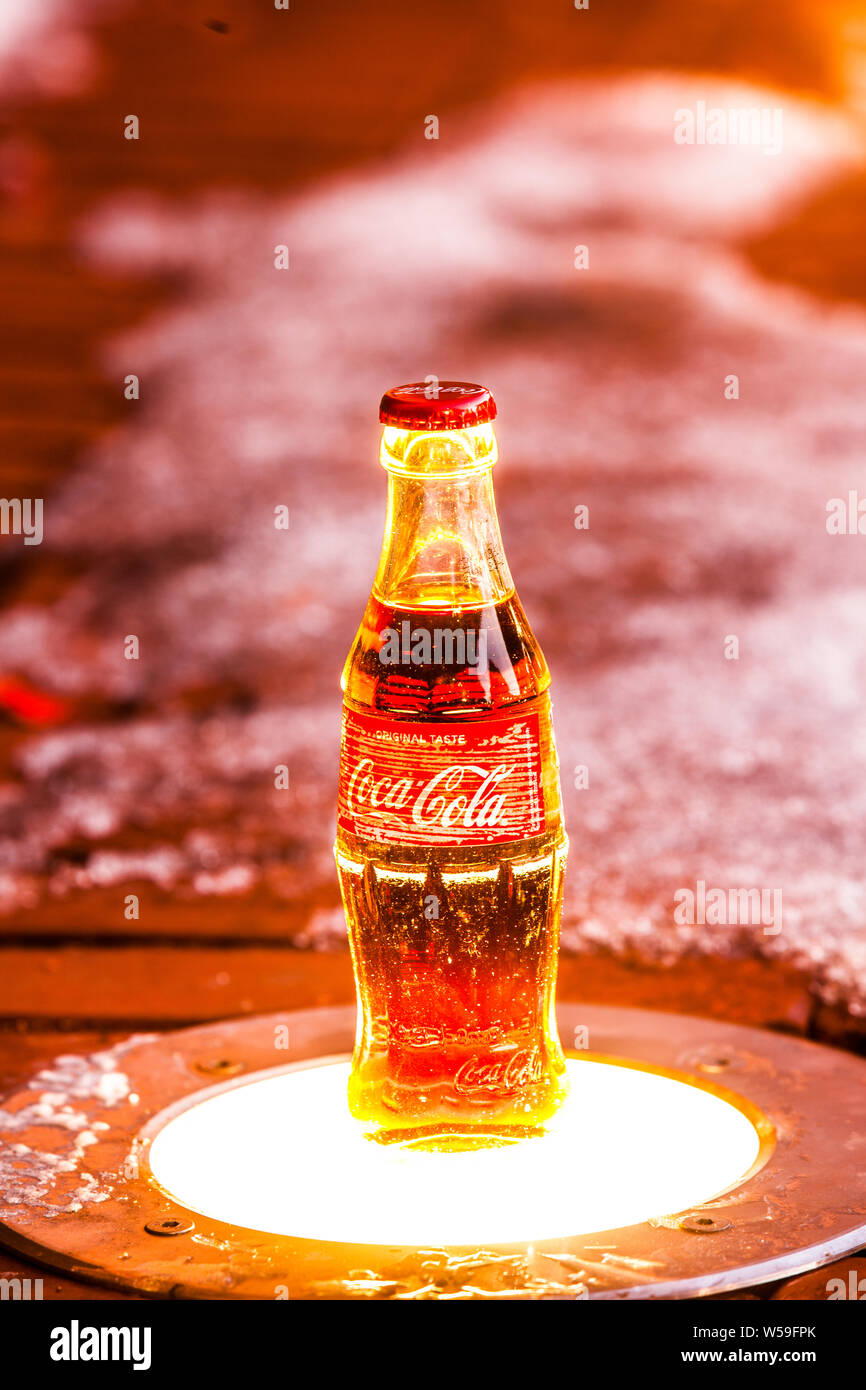 Bouteille de Coca Cola Classic, Coca-Cola Company est le leader du marché les plus populaires, de boissons gazeuses, d'hiver Banque D'Images