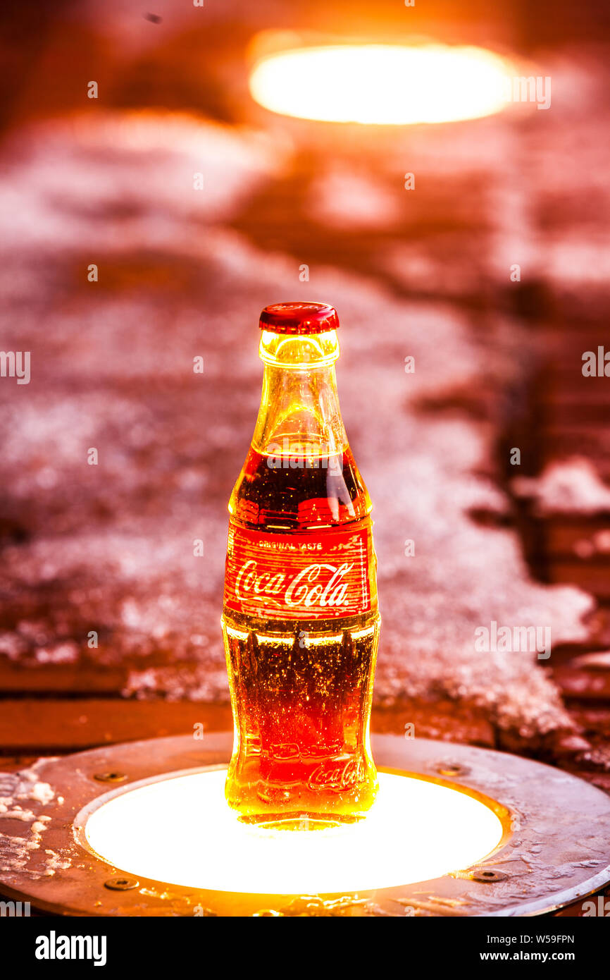 Bouteille de Coca Cola Classic, Coca-Cola Company est le leader du marché les plus populaires, de boissons gazeuses, d'hiver Banque D'Images