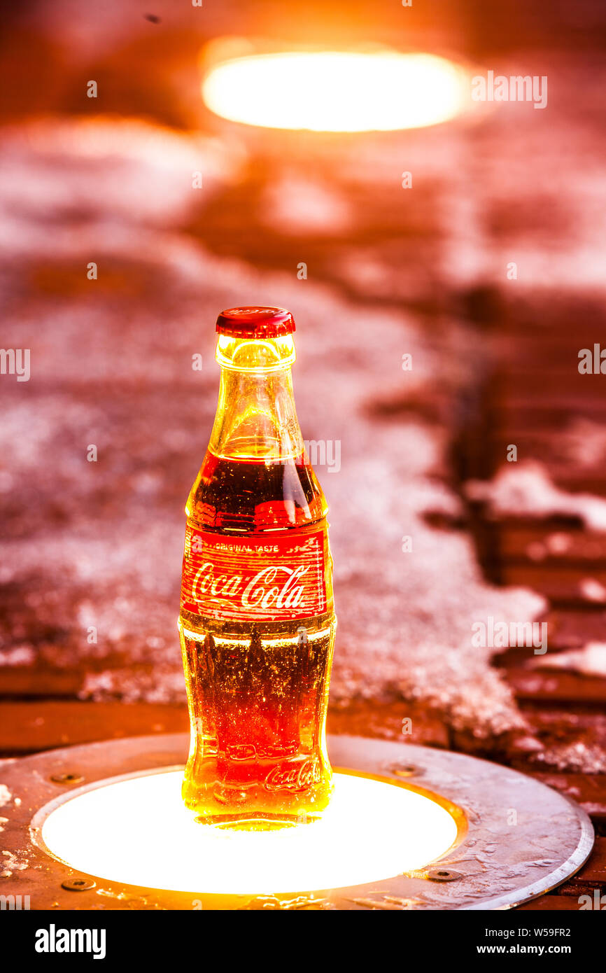 Bouteille de Coca Cola Classic, Coca-Cola Company est le leader du marché les plus populaires, de boissons gazeuses, d'hiver Banque D'Images