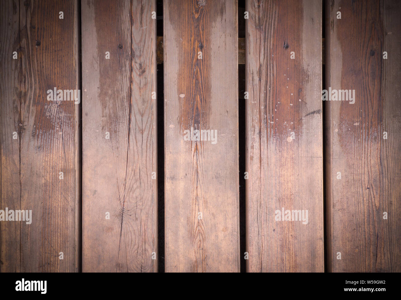 Partiellement mouillée planches en bois marron avec la texture de fond de vignette. Banque D'Images