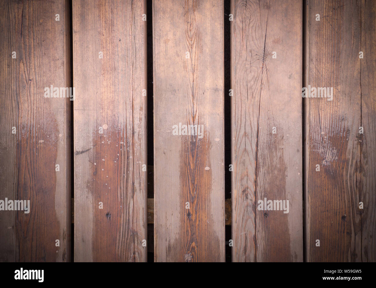 Partiellement mouillée planches en bois marron avec la texture de fond de vignette. Banque D'Images