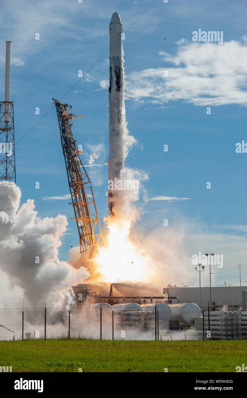 Une fusée SpaceX Falcon 9 décolle avec le Dragon de la cargaison commerciale capsule sur la mission DU CS EX-18 à la Station spatiale internationale à partir du Centre spatial Kennedy le 25 juillet 2019 à Cap Canaveral, en Floride. Le Dragon fera environ 5 000 livres d'instruments scientifiques, des fournitures et du matériel de l'équipage au laboratoire orbital et son équipage. Banque D'Images