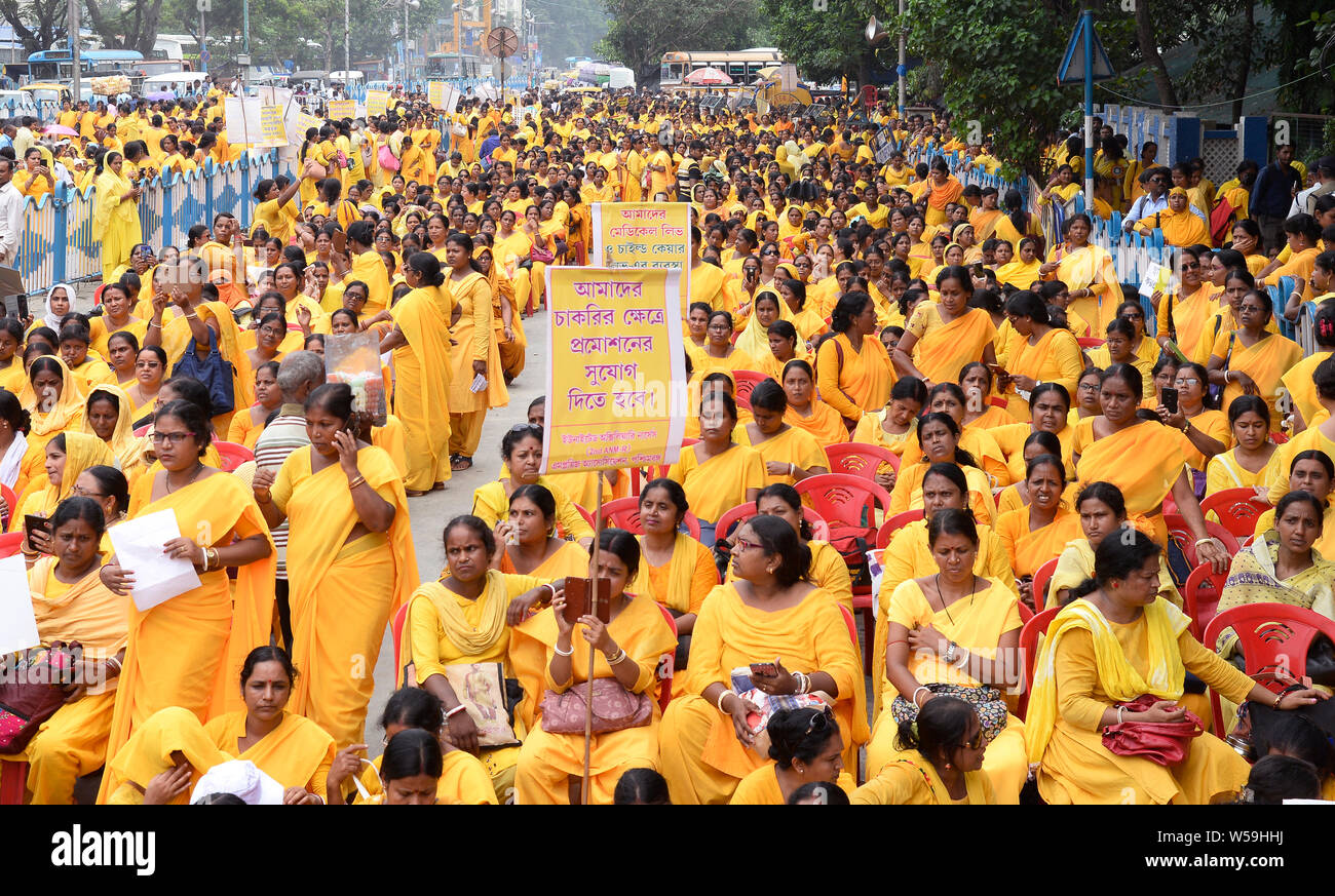 Kolkata, Inde. 26 juillet, 2019. Infirmières et infirmiers de l'infirmière auxiliaire (2e R - ANM) Association des employés de participer à un rallye pour leurs cinq exigences. Credit : Saikat Paul/Pacific Press/Alamy Live News Banque D'Images
