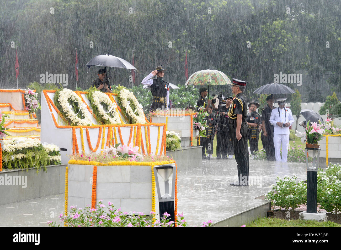 Kolkata, Inde. 26 juillet, 2019. Gdc en chef, du Commandement de l'Lt Gen M. M. Naravane rend hommage aux martyrs au cours de l'observation. Diiwas Kargil Credit : Saikat Paul/Pacific Press/Alamy Live News Banque D'Images