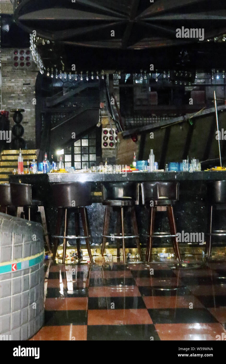 27 juillet, 2019. Loft mortel s'effondrer à Gwangju discothèque Cette photo montre l'affaissement d'un loft à l'intérieur d'une discothèque à Gwangju, environ 330 kilomètres au sud de Séoul, le 27 juillet 2019. L'incident a tué deux personnes et blessé 10 autres, y compris les athlètes participant à la 18e Championnats du Monde FINA dans la ville. Credit : Newcom/Alamy/Yonhap News Live Banque D'Images
