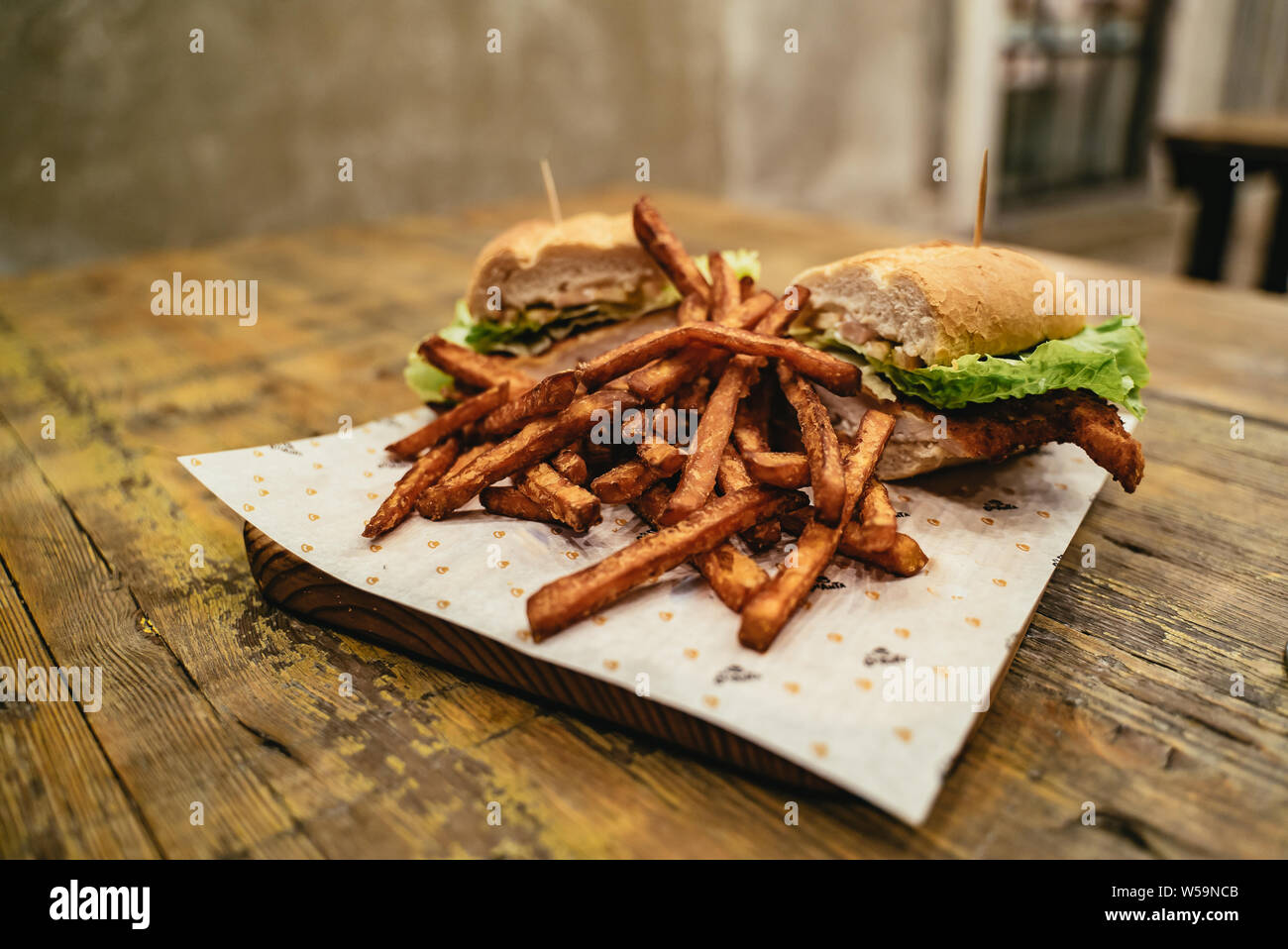 Assiette de sandwichs baguette avec frites Banque D'Images