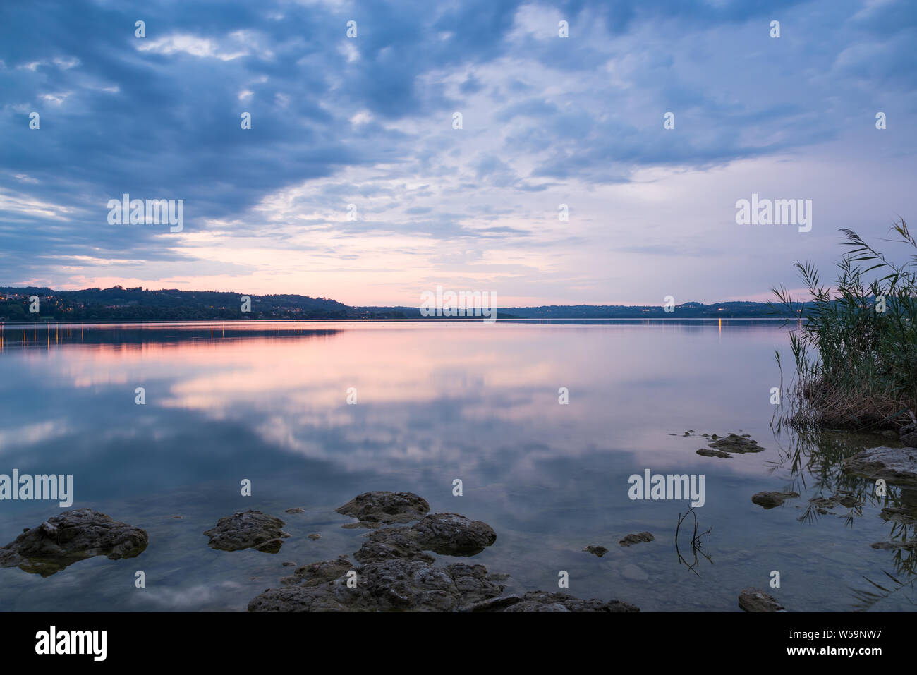 Lever du soleil sur le lac. Le Lac de Varèse, Italie du nord Banque D'Images