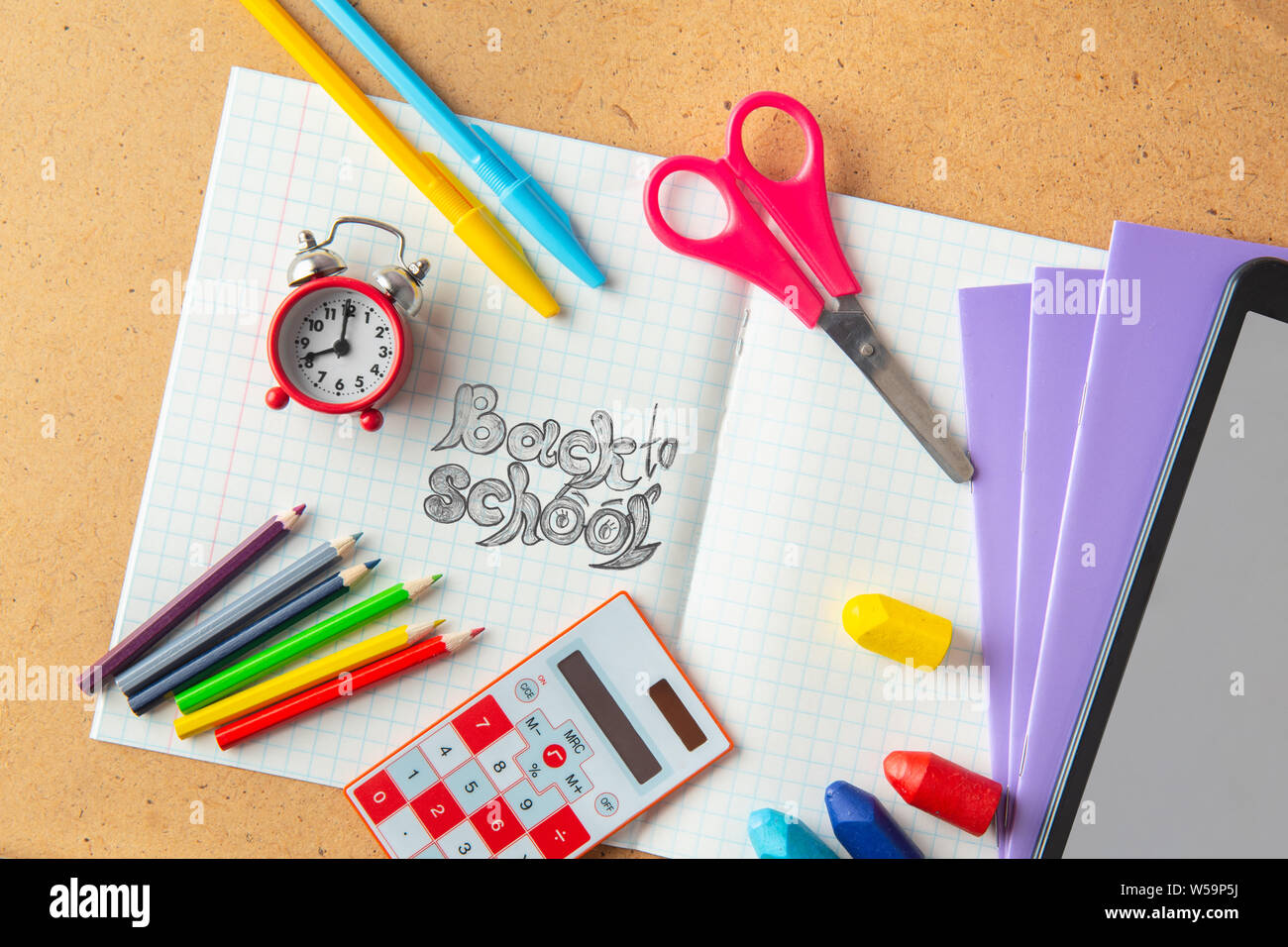 Concept Retour à l'école. Les fournitures scolaires sur un ordinateur portable ouvert Banque D'Images