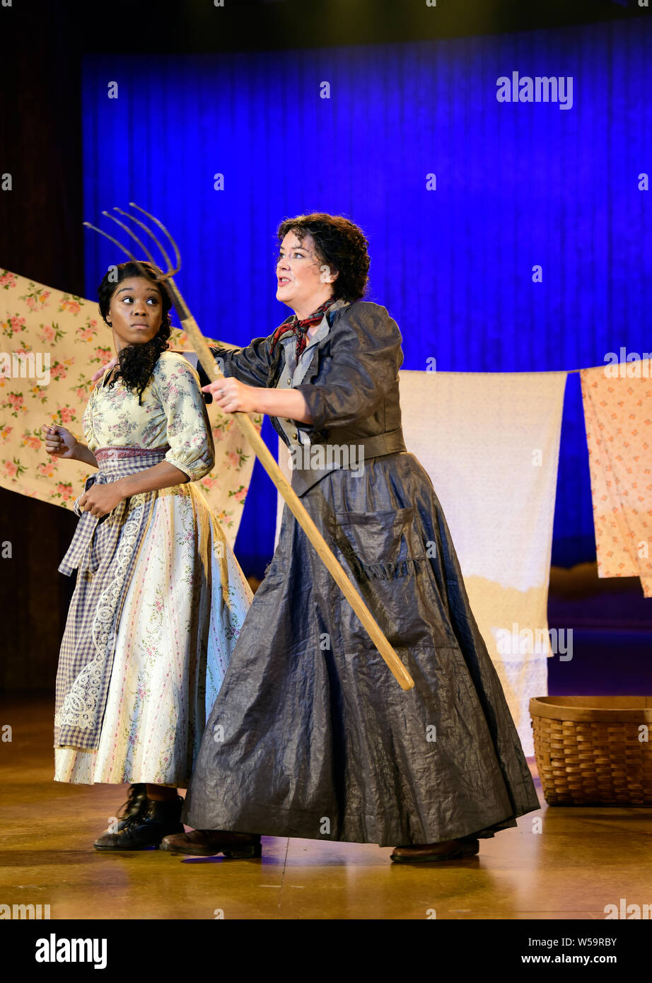 Amara Okereke comme Laurey (à gauche) et Josie Lawrence comme tante Eller en Oklahoma !, Festival de Théâtre de Chichester, West Sussex, UK. 19 juillet 2019. Banque D'Images