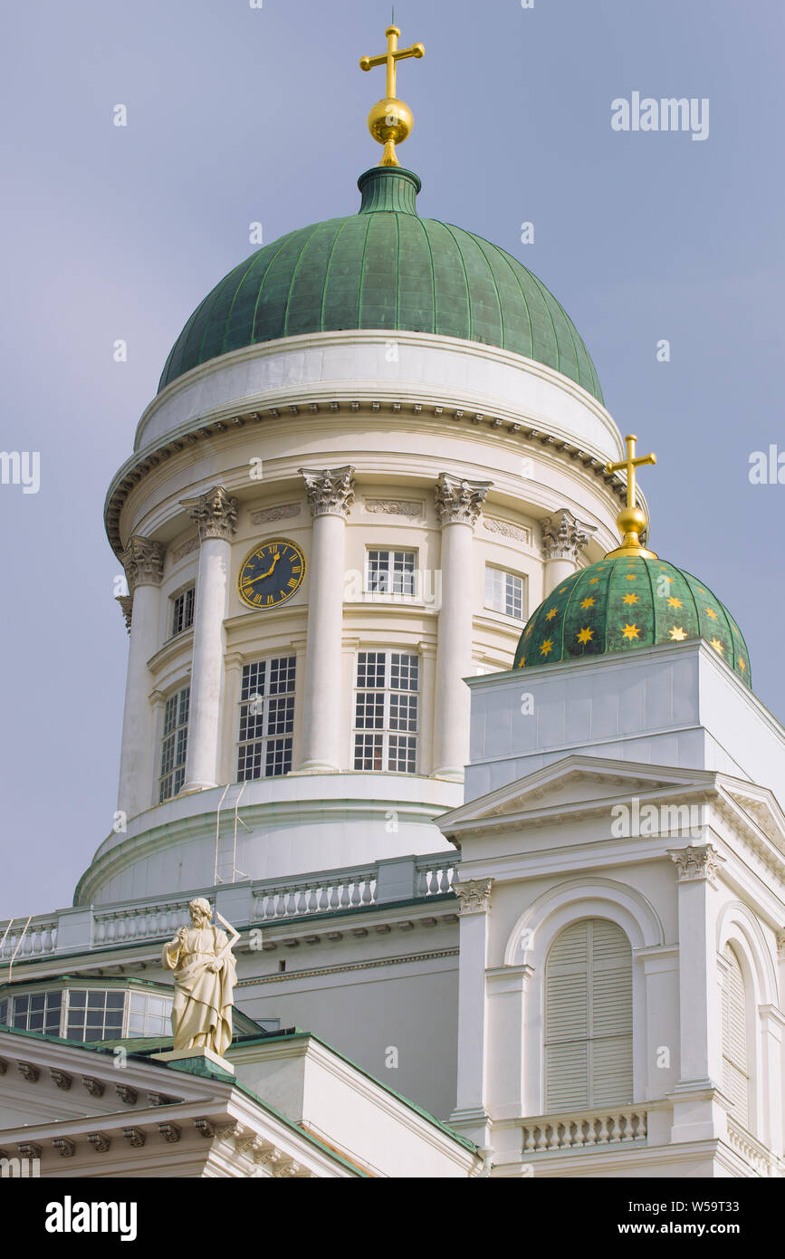 Le dôme de la cathédrale Saint-Nicolas close up contre le ciel bleu. Helsinki, Finlande Banque D'Images