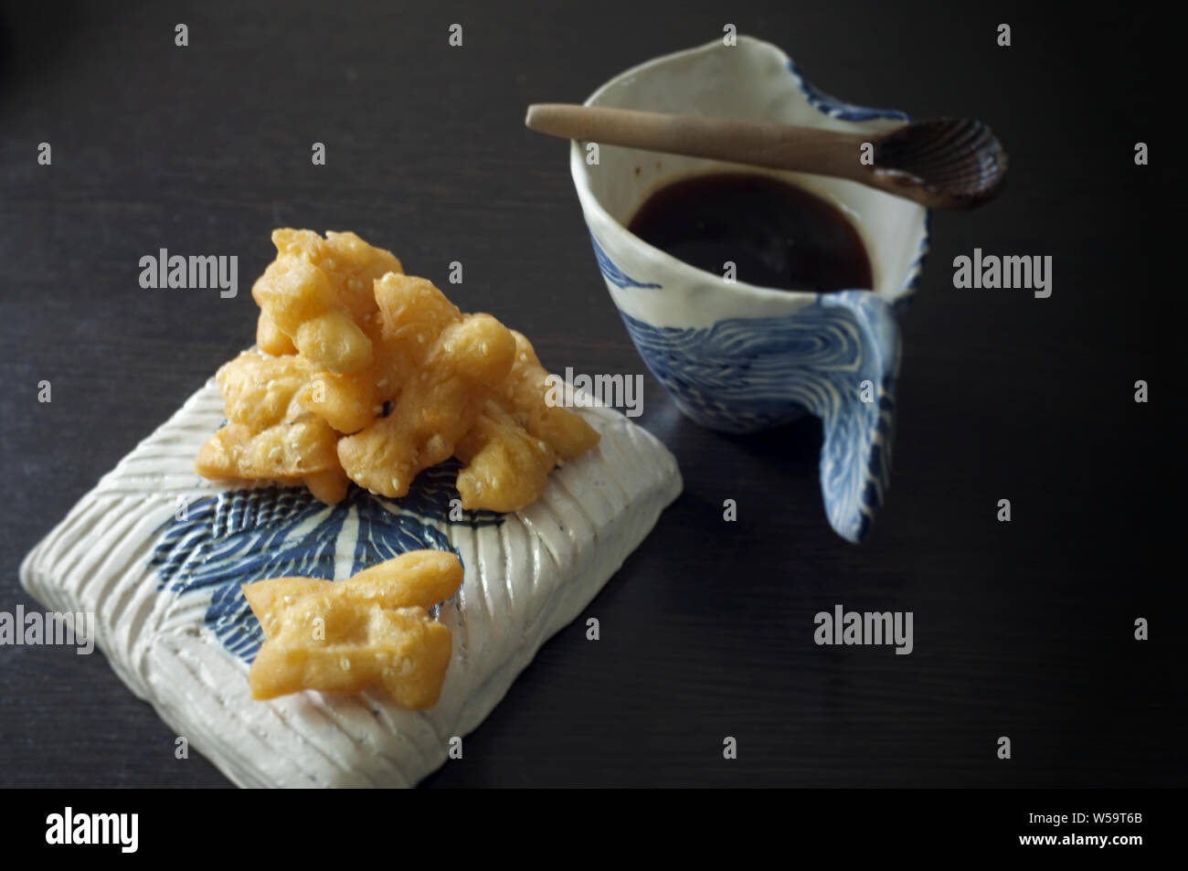 Petit-déjeuner thaï , Pa Tong Rendez-vous ou en friture pâte stick et café Banque D'Images