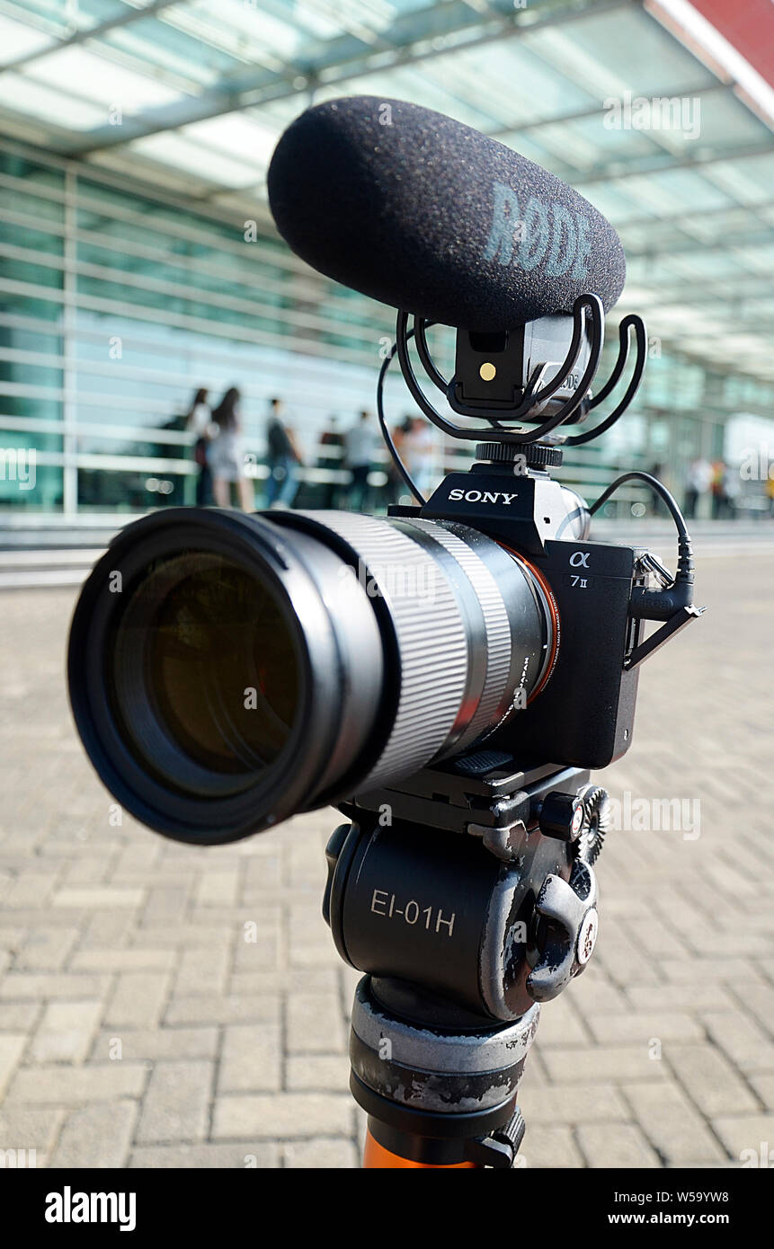 Le tournage de vidéos à l'aide d'une caméra Sony Mirorless7II,medium portée Tamron 28-75mm, avec micro externe Rode d'enregistrement du son Banque D'Images