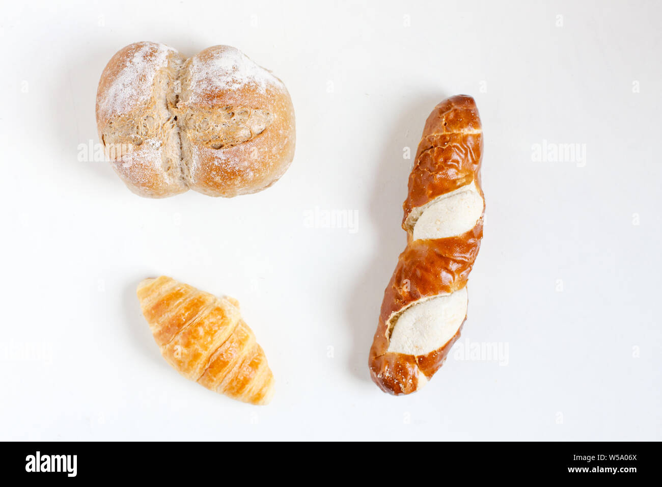 Baker produits : en forme de corne, de petits pains et petits pains lye pastrie , isolated on white Banque D'Images
