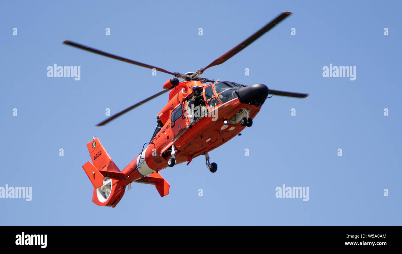 GLEN JEAN, W.Va. - United States Coast Guard les membres en service de USCG Air Station Detroit, MI mener des opérations de survol et une démonstration de recherche et de sauvetage dans leur hélicoptère Dauphin MH65 pour les scouts à Goodrich Lac lors de la Jamboree Scout à Glen Jean, WV 24 Juillet, 2019. Recherche et sauvetage est l'une des principales missions de l'USCG Air Station Detroit. (U.S. Photo de la Garde nationale par la CPS Brianna Lawrence) Banque D'Images