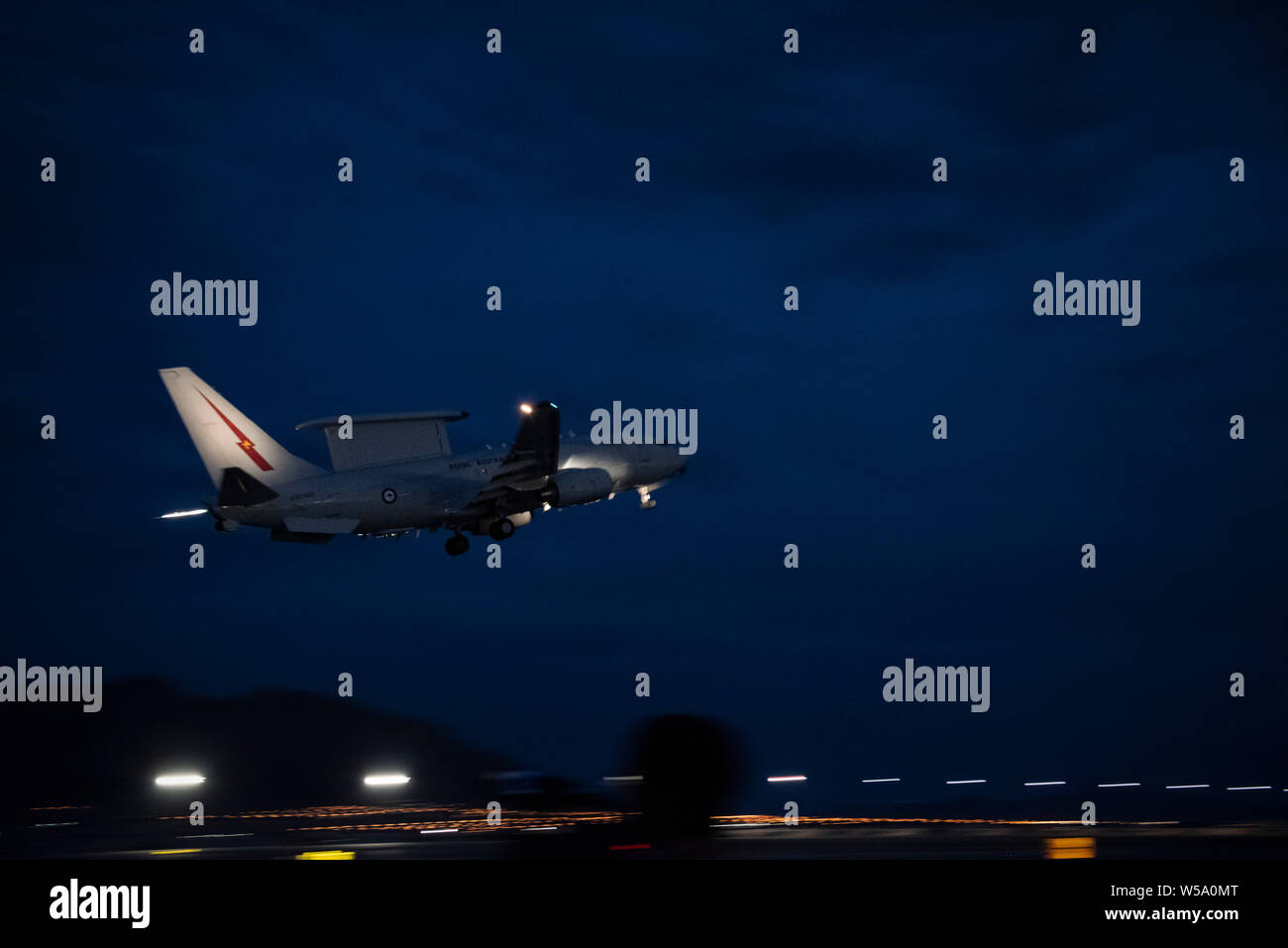 La Royal Australian Air Force E-7A Wedgetail décolle de l'flighline à Nellis Air Force Base, Nevada, le 22 juillet 2019. Le Boeing E-7A Wedgetail est assigné à servir dans le système aéroporté de détection lointaine et de contrôle (AEW&C) rôle, participer à la gestion des espaces de combat actif (au niveau tactique) tout en ayant la capacité de scanner des millions de milles carrés de terrain sur une seule sortie. (U.S. Air Force photo par un membre de la 1re classe Jeremy Wentworth) Banque D'Images