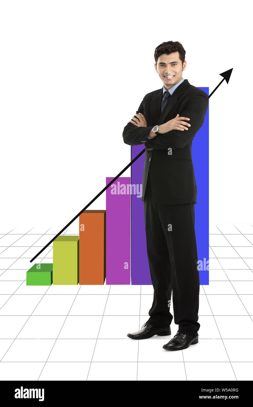 L'homme d'affaires debout devant le graphique à barres monte vers le haut Banque D'Images
