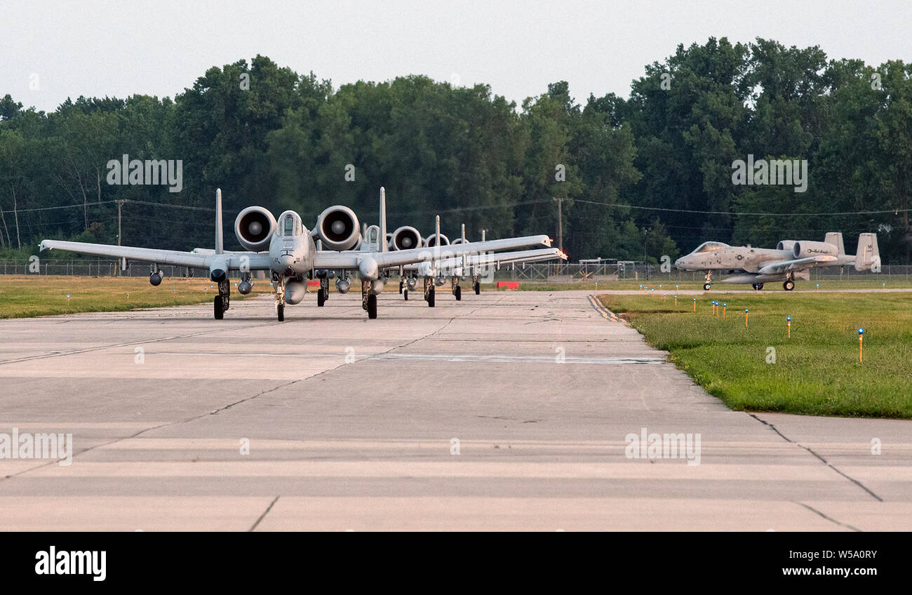 Six pilotes du 107e Escadron de chasse ici, leur taxi A-10 Thunderbolts en bas de la ligne de vol après le retour d'un déploiement de combat le 26 juillet 2019. Plus de 200 aviateurs Selfridge Air National Guard Base de rentrer d'Afghanistan, cette semaine après avoir servi jusqu'à six mois dans la zone de responsabilité. "D'être prêts pour la mission downrange est ce que nous avons constamment pour former," a déclaré le Brigadier. Le général Rolf Mammen, 127e Escadre et Selfridge Air National Guard commandant de base. Nous sommes d'une réserve opérationnelle, et ce déploiement réussi est un témoignage de notre capacité de combat". Banque D'Images