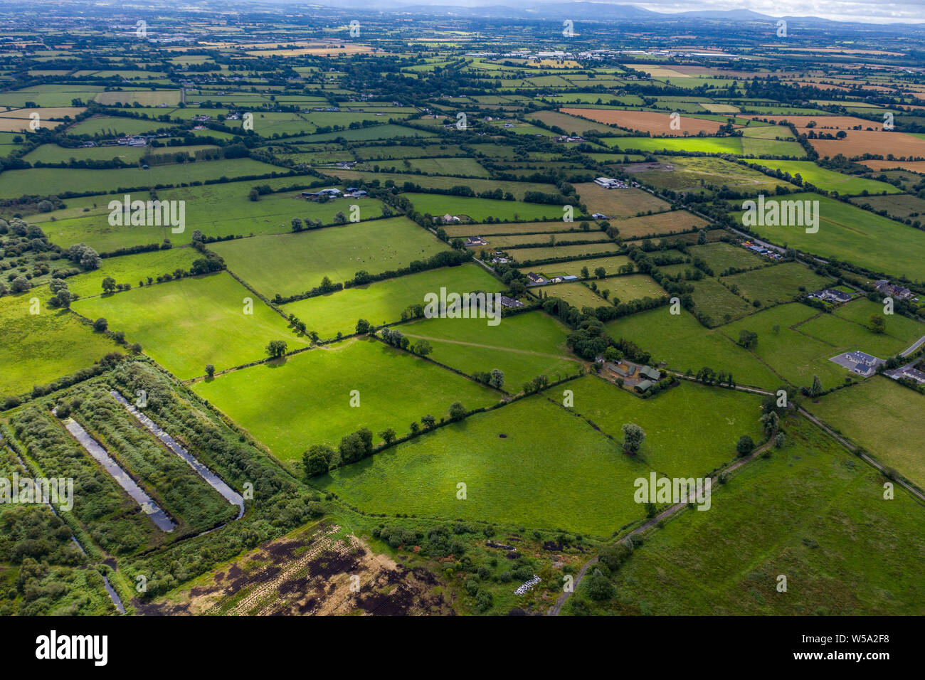 L'image aérienne de l'espace rural et verdoyant typique de campagne du comté de Kildare en Irlande Banque D'Images