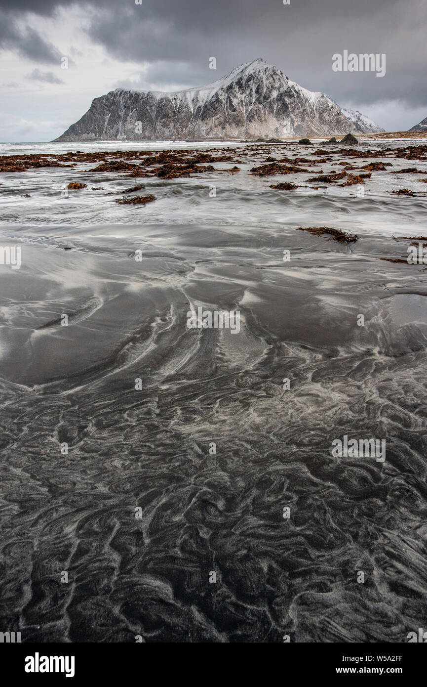 Scène d'hiver orageux sur Skagsanden beach dans les Lofoten, Norvège Banque D'Images