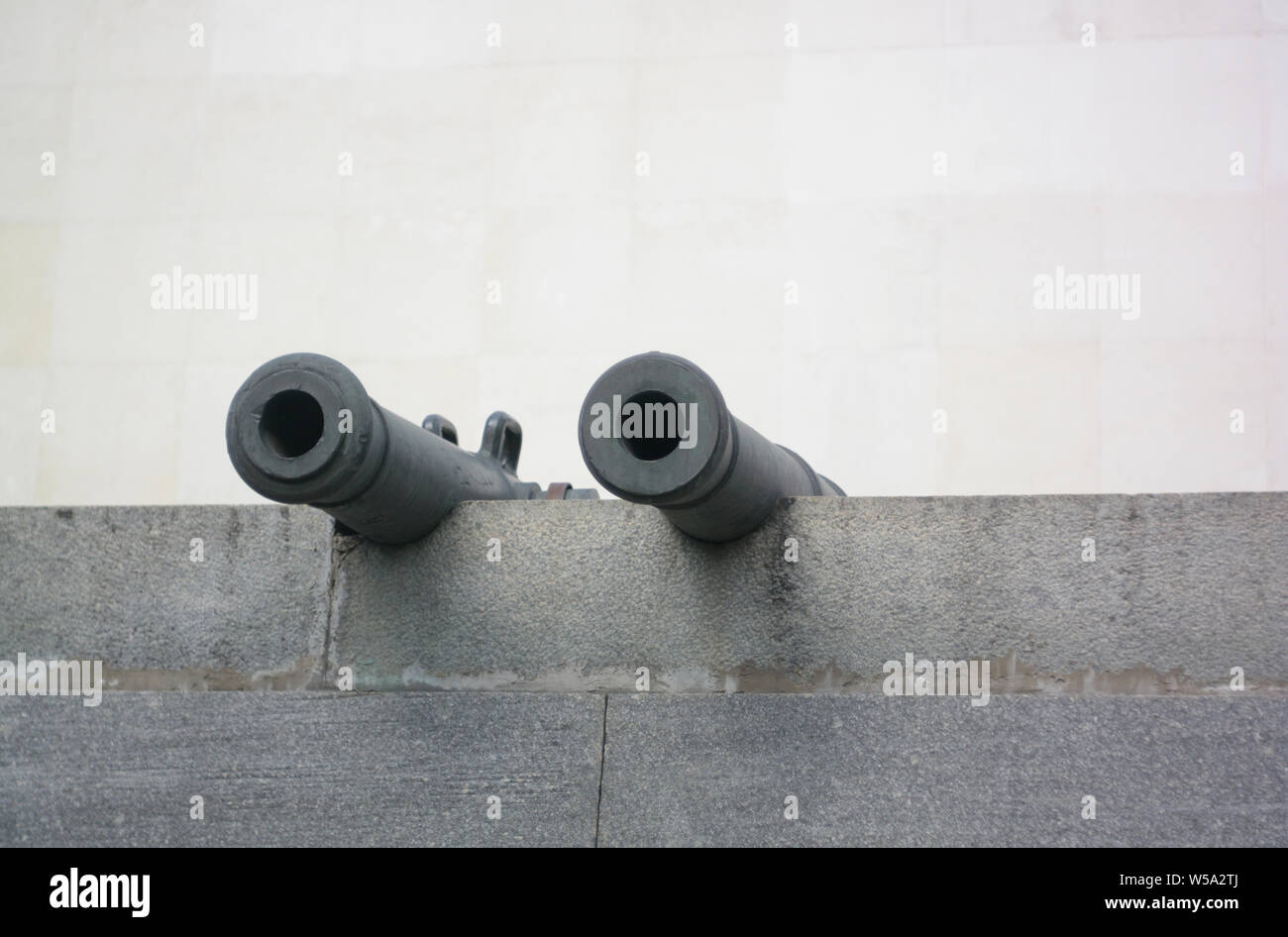 Canon antique on wall Banque D'Images