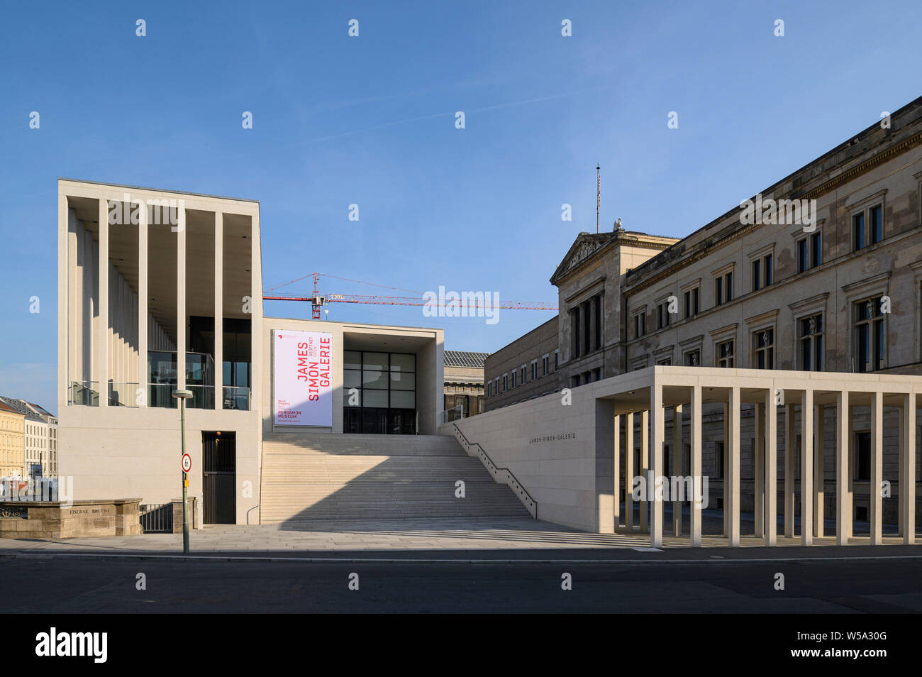 Berlin. L'Allemagne. James Simon Galerie, est le nouveau bâtiment d'accès pour l'île aux musées, par David Chipperfield Architects, 1999-2018. Banque D'Images