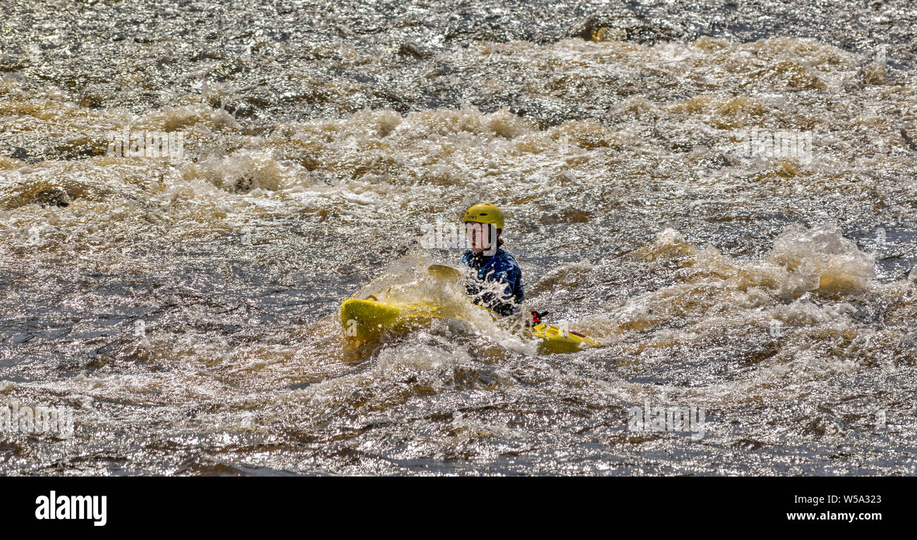 Rivière SPEY SCOTLAND YELLOW kayak et canot submergé DANS LES RAPIDS BLANCS DE L'EAU Banque D'Images