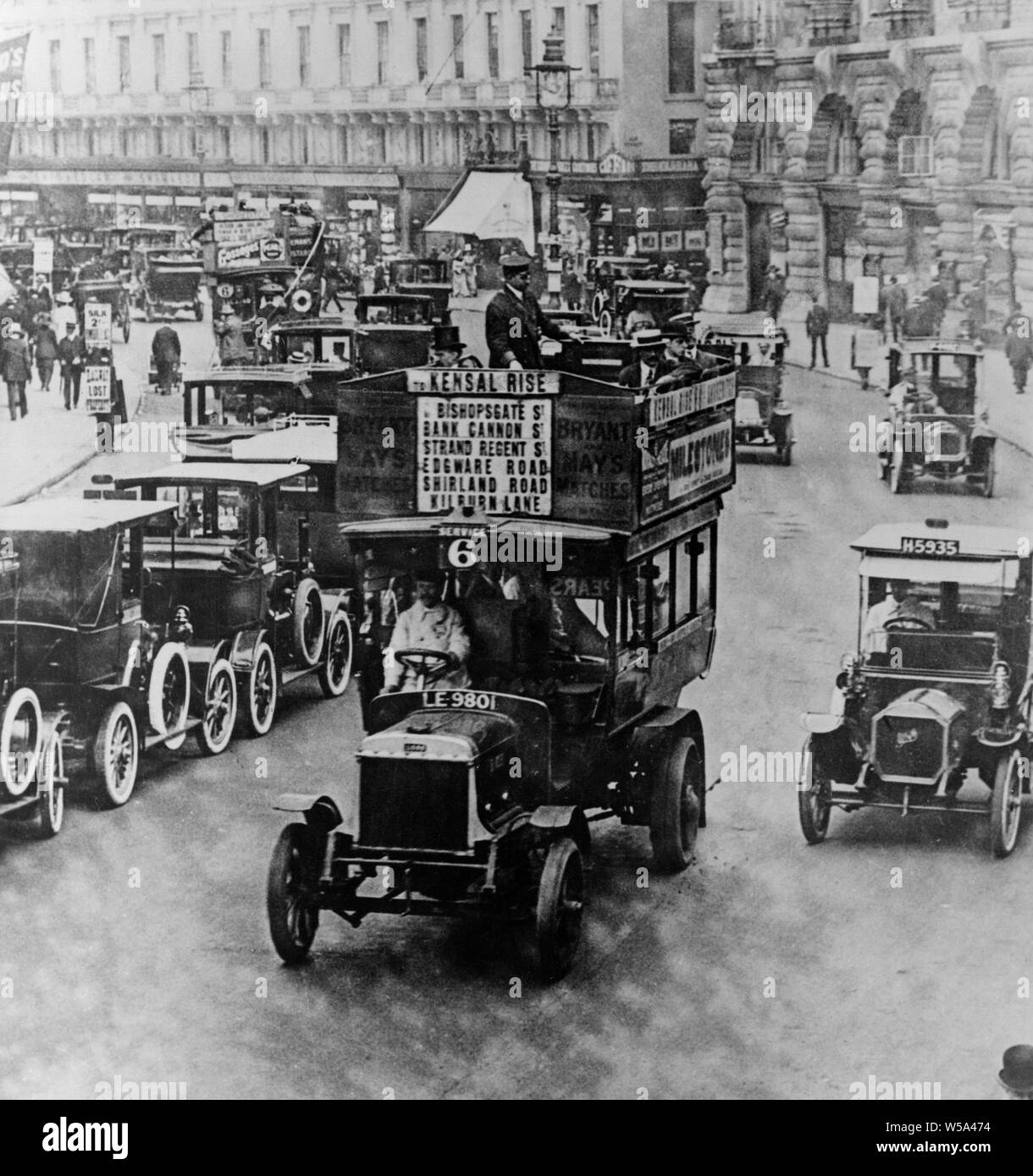 A la fin ou au début de l'Edwardian Photographie noir et blanc de Regent Street à Londres. Dans le centre de la photographie est un omnibus du moteur, le service numéro 6, avec des destinations dans le centre de Londres. Beaucoup d'autres voitures de la période sont également sur la photo. Banque D'Images