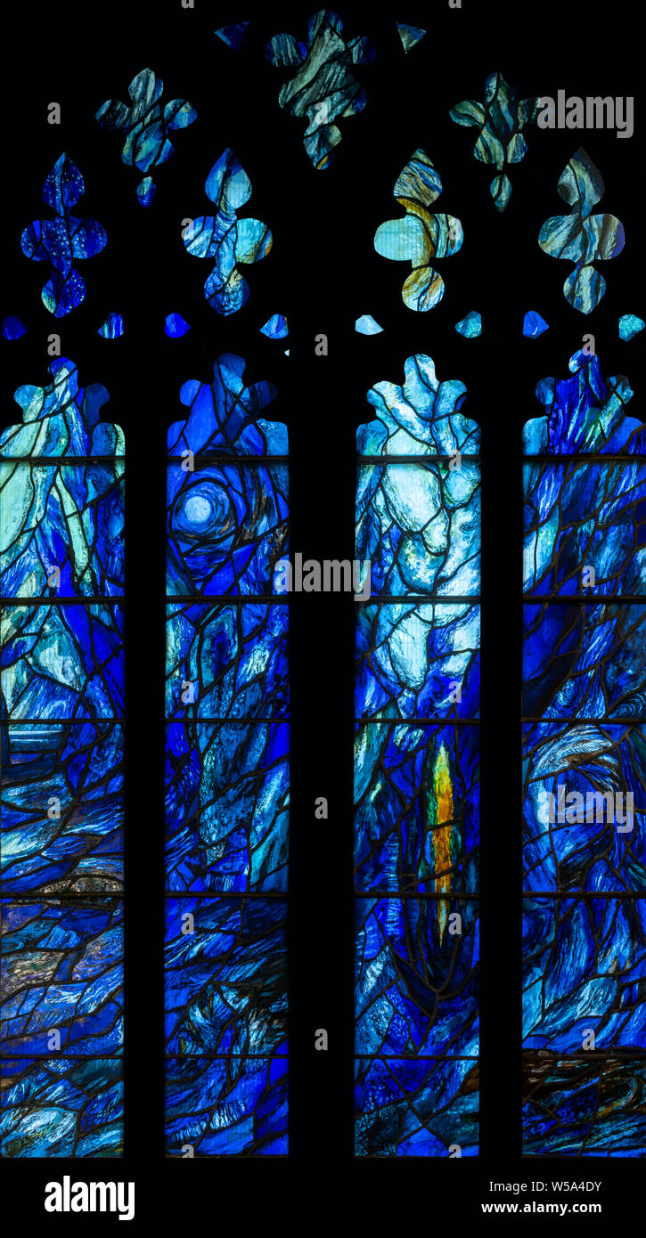 La fenêtre de droite d'un triptyque, sur un thème de 'louange', par Thomas Denny (1992), la cathédrale de Gloucester, Gloucestershire, Royaume-Uni Banque D'Images