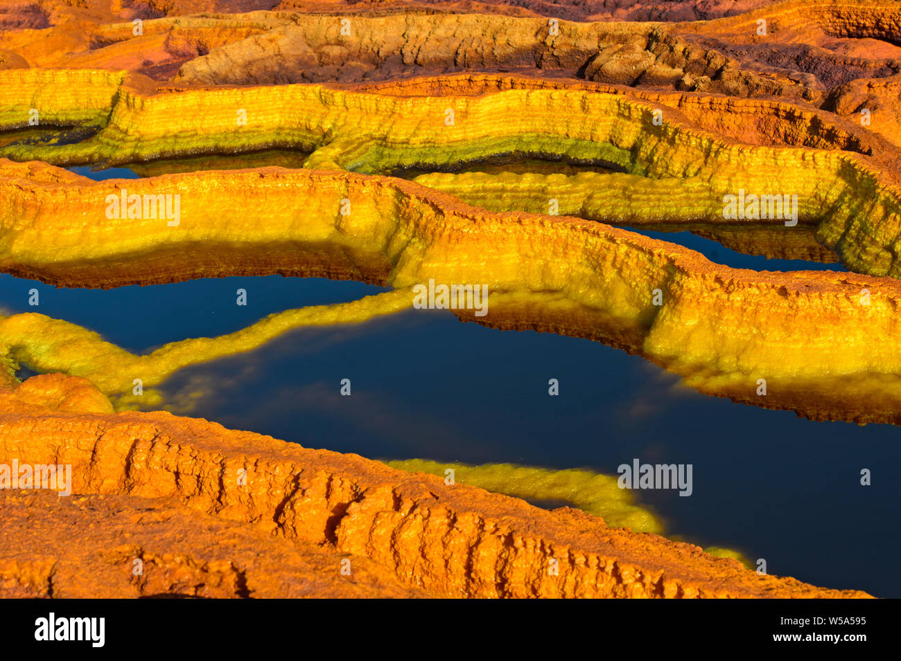 Structures de sel de couleur rouille dans une saumure acide le champ géothermique de piscine, de dépression Danakil, Dallol, Triangle Afar, Ethiopie Banque D'Images